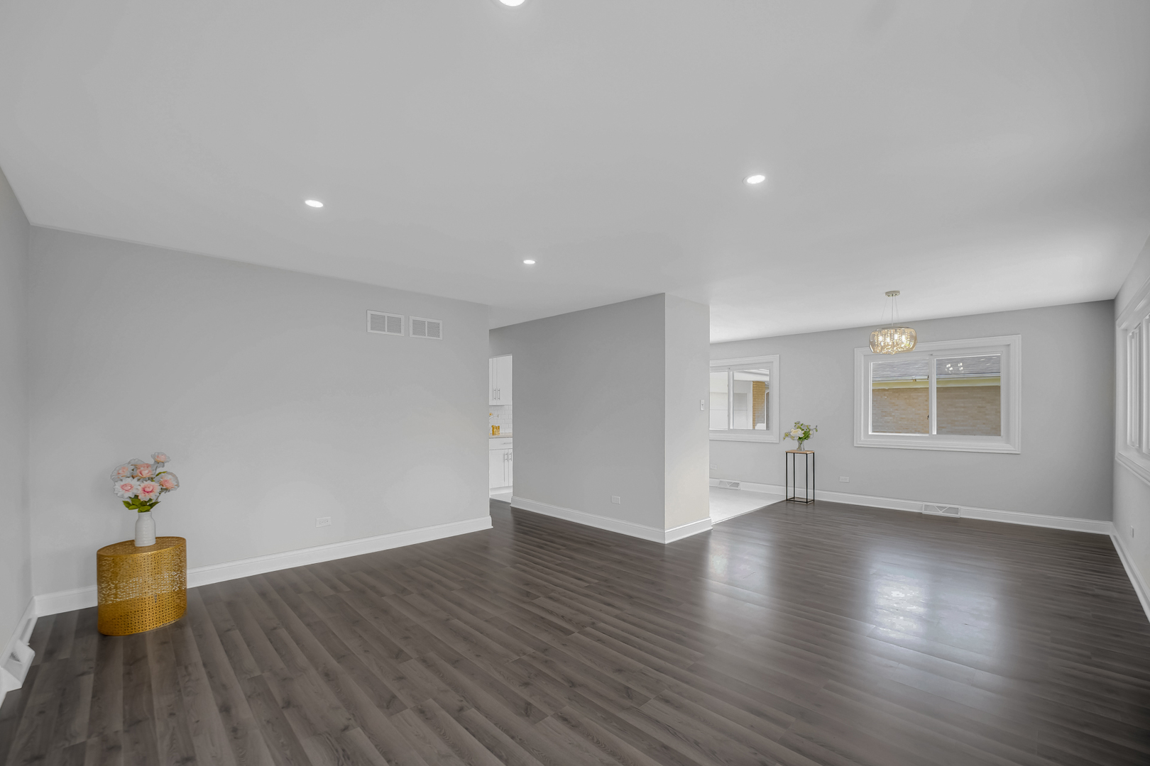 527 N Virginia Avenue, Glenwood, IL 60425