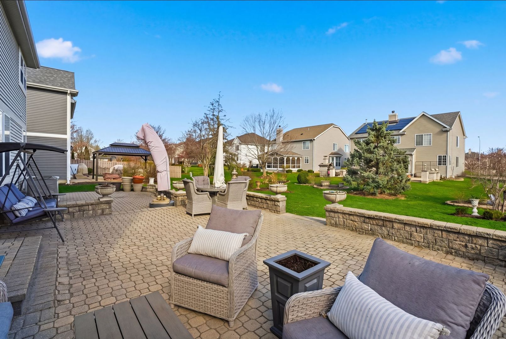 392 E 17th Place, Lombard, IL 60148