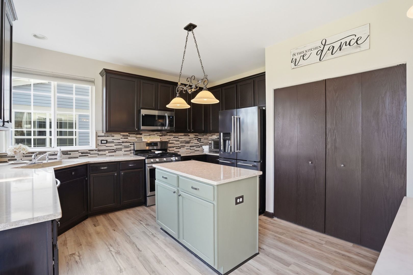392 E 17th Place, Lombard, IL 60148