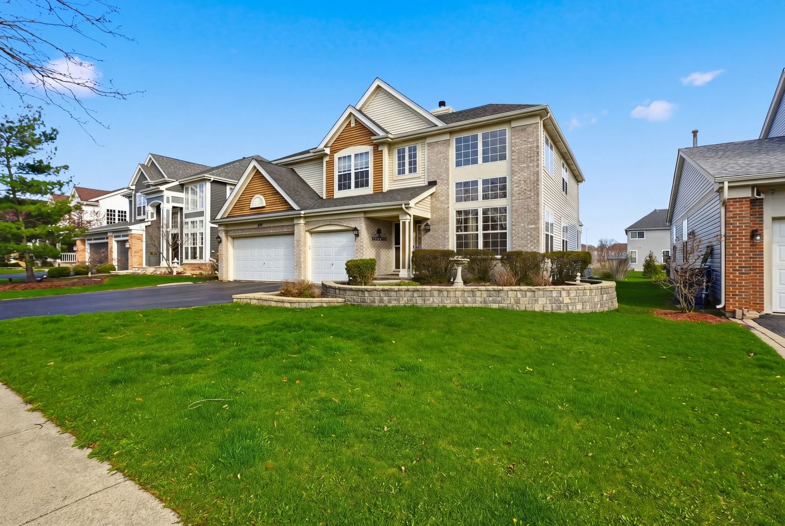 392 E 17th Place, Lombard, IL 60148
