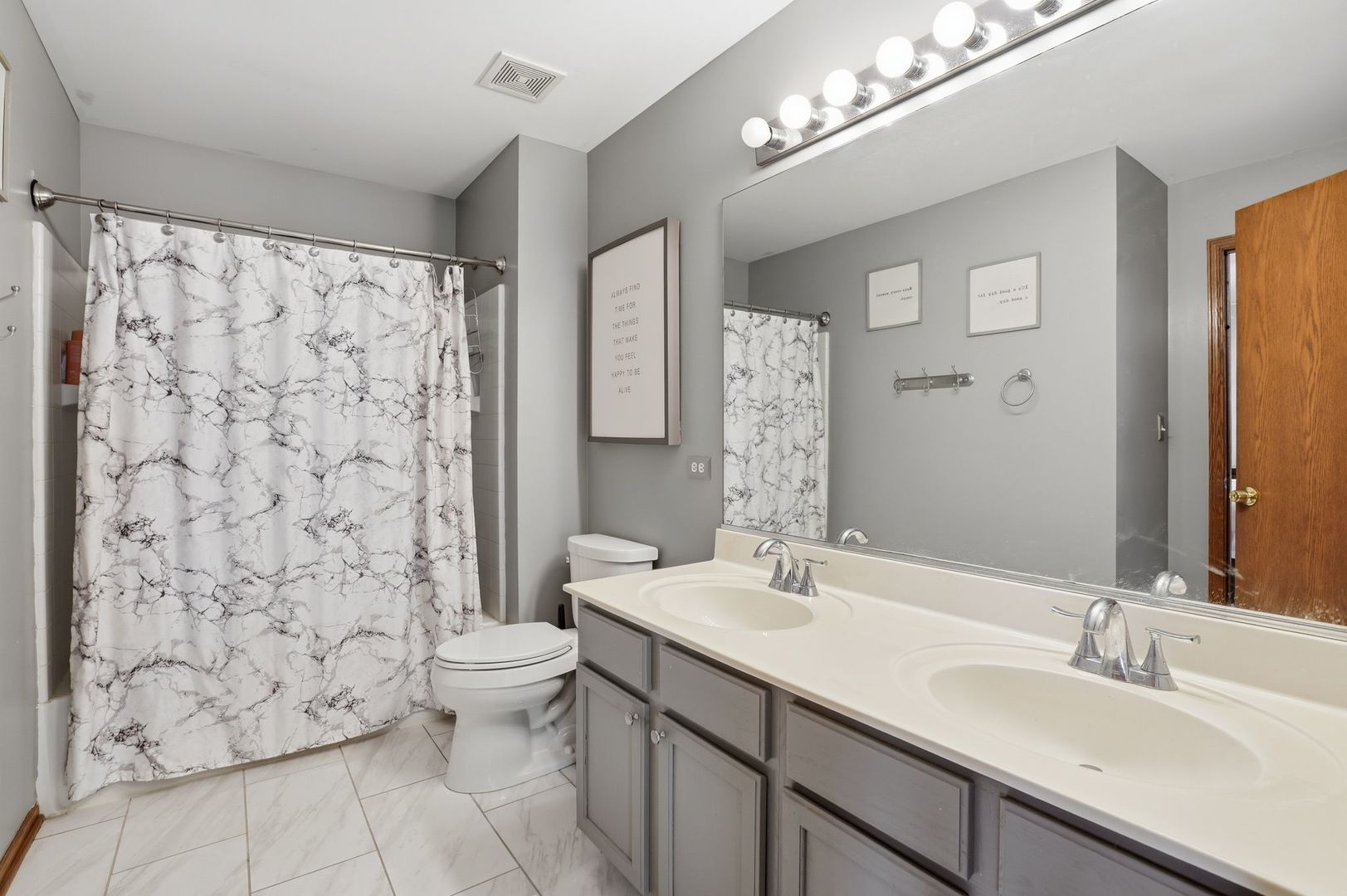 392 E 17th Place, Lombard, IL 60148