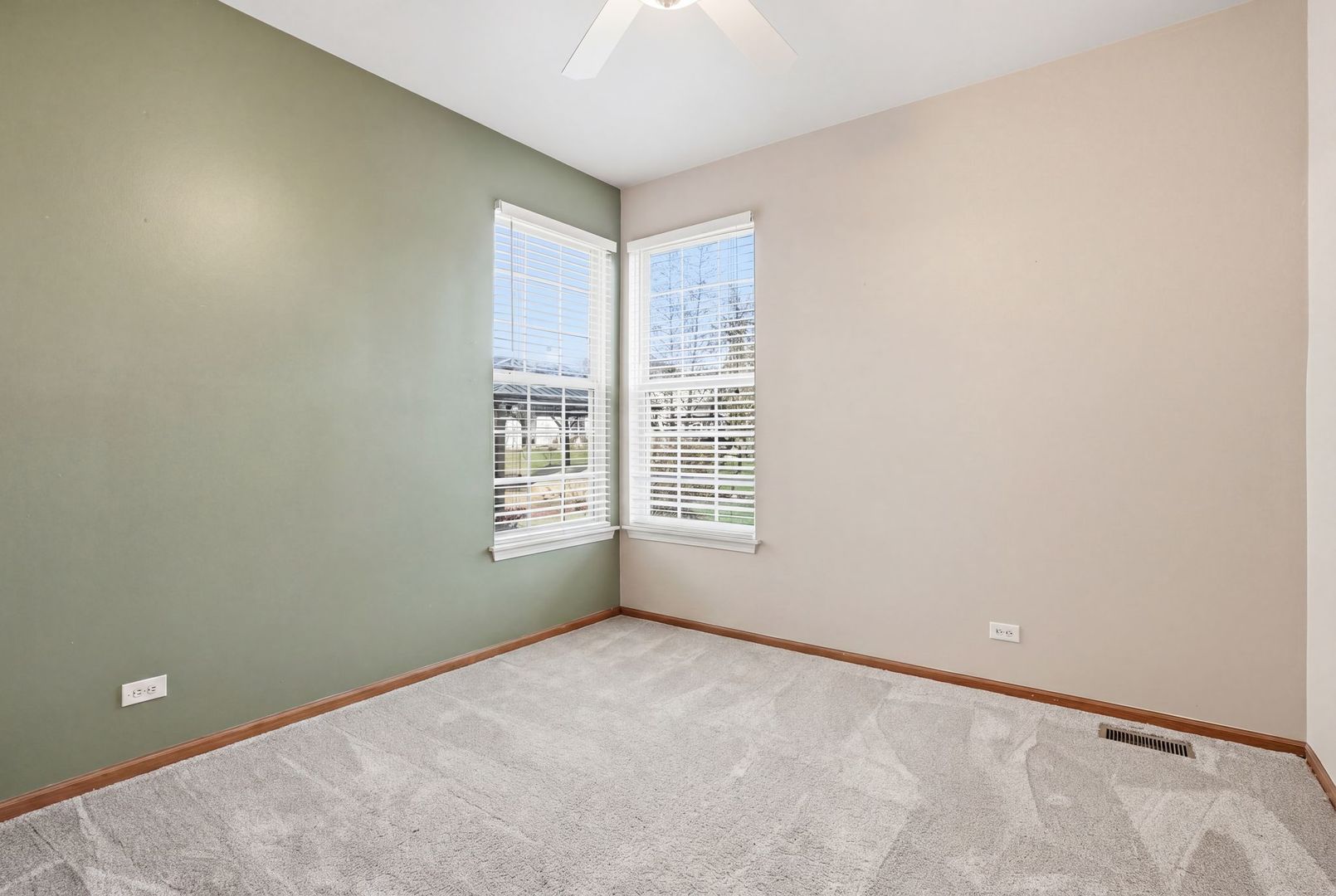 392 E 17th Place, Lombard, IL 60148