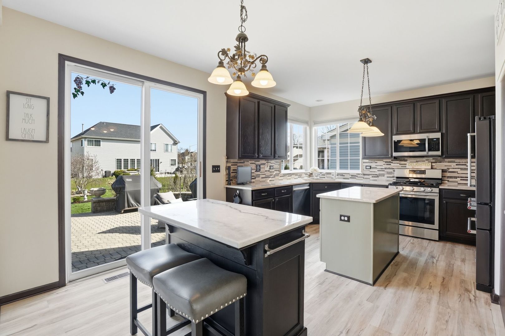 392 E 17th Place, Lombard, IL 60148