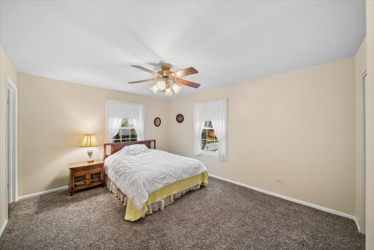 1150 Casa Solana Drive, Wheaton, IL 60189