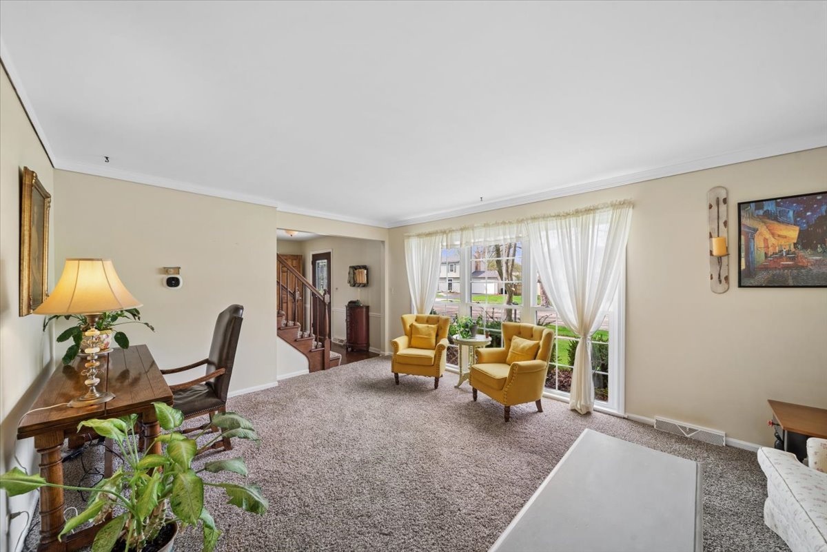 1150 Casa Solana Drive, Wheaton, IL 60189