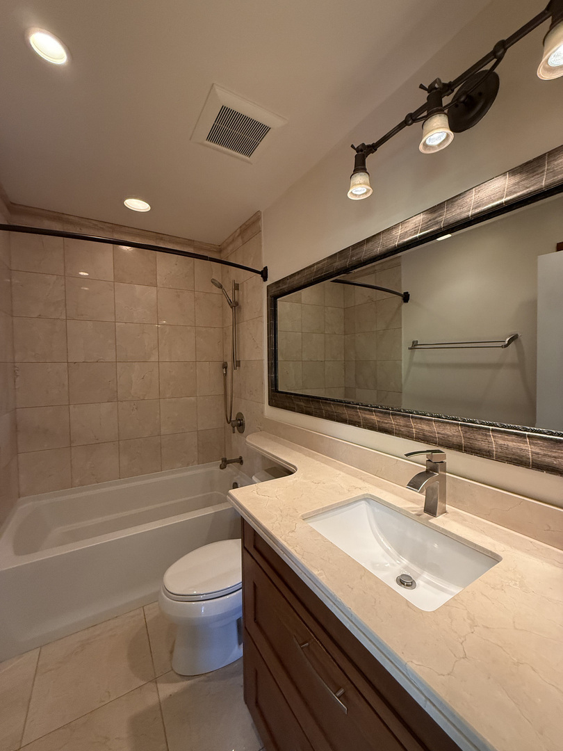 60 S Dee Road #G, Park Ridge, IL 60068