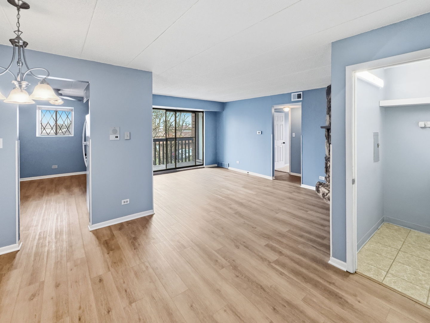 13616 Royal Court #207, Crestwood, IL 60418