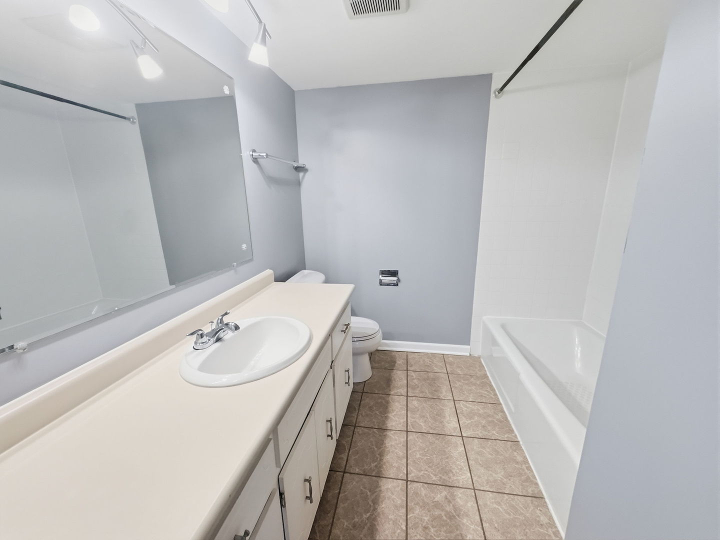 13616 Royal Court #207, Crestwood, IL 60418