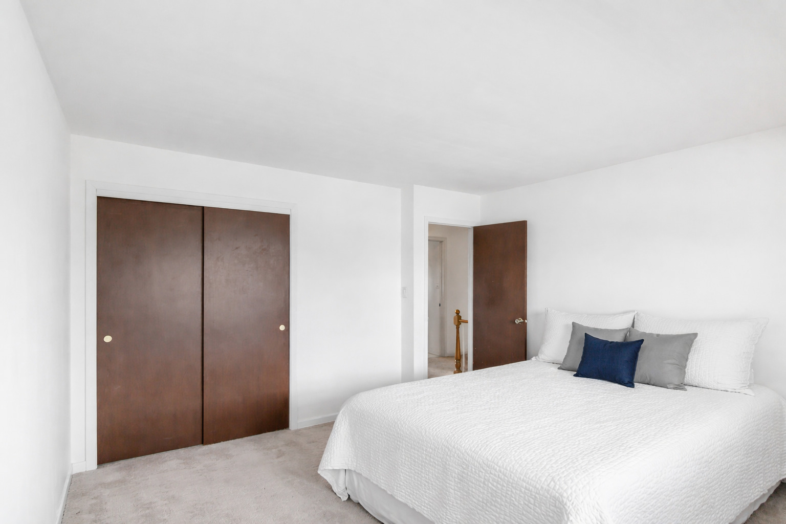 815 Knightsbridge Lane, Schaumburg, IL 60195