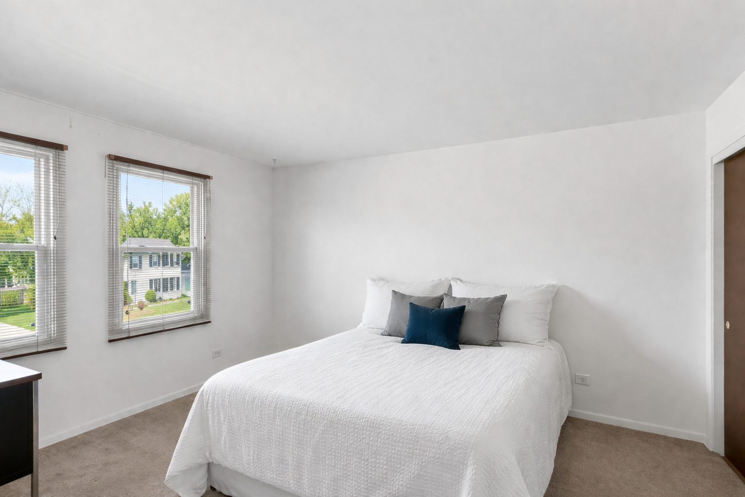 815 Knightsbridge Lane, Schaumburg, IL 60195