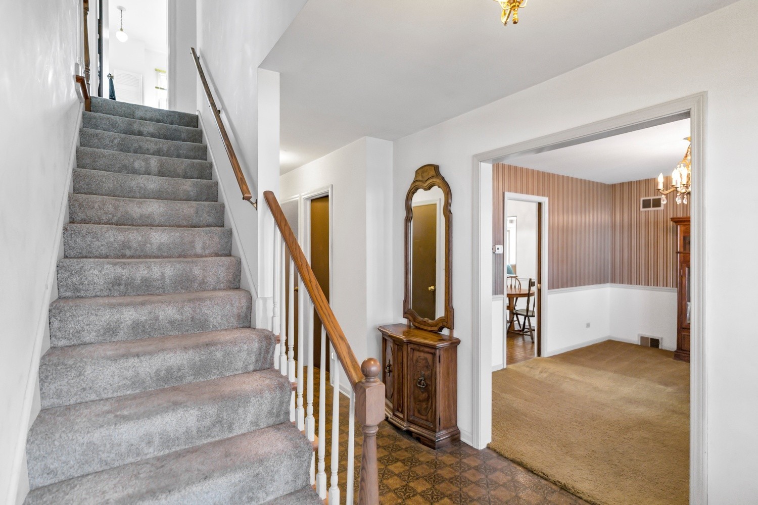 815 Knightsbridge Lane, Schaumburg, IL 60195