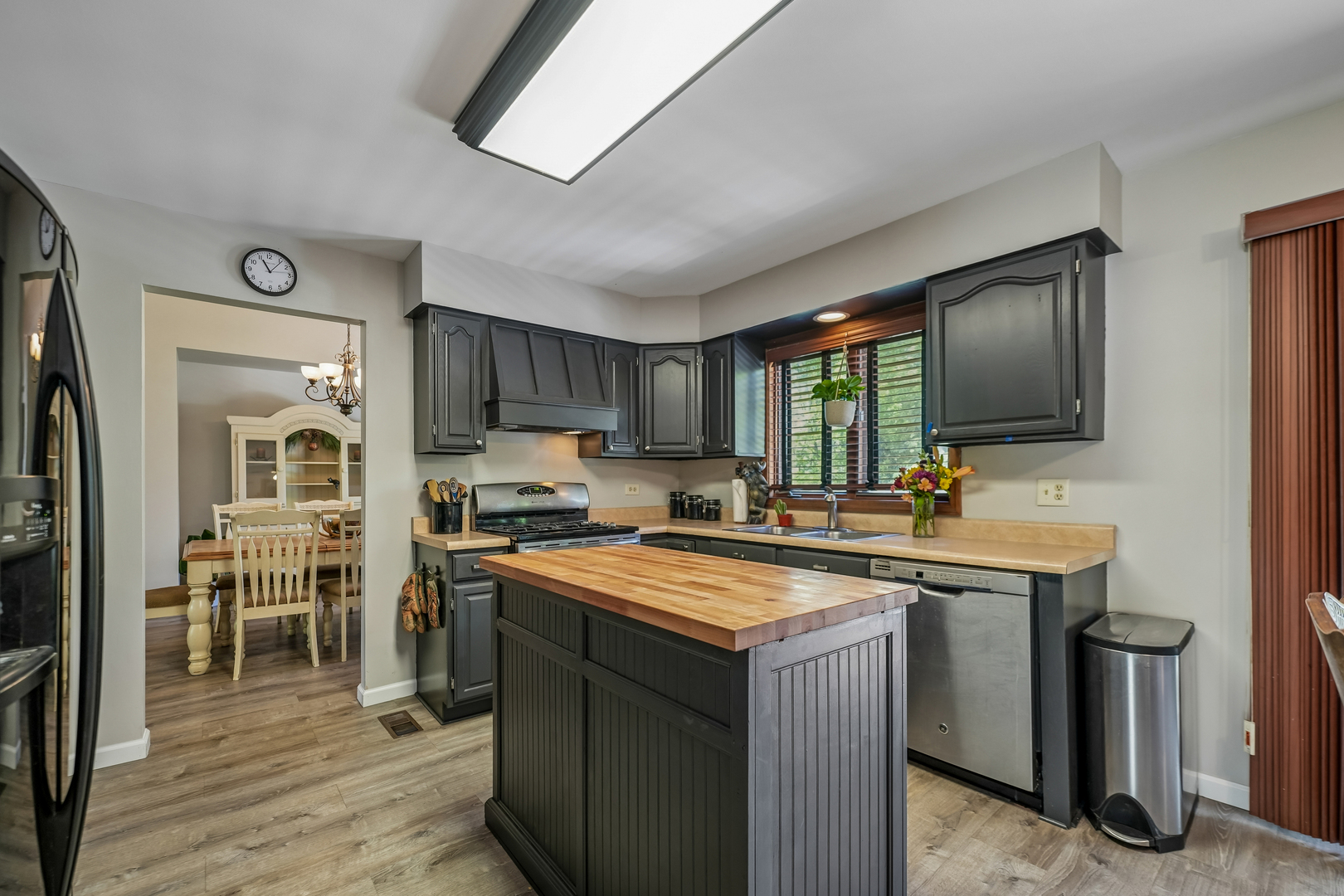 6 Crows Nest Court, Third Lake, IL 60030