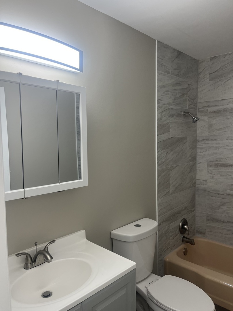 7831 roberts Road #4, Bridgeview, IL 60455