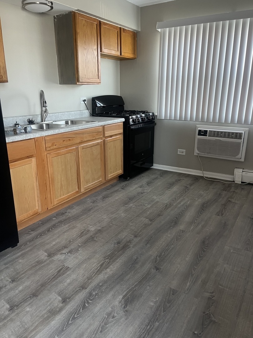 7831 roberts Road #4, Bridgeview, IL 60455