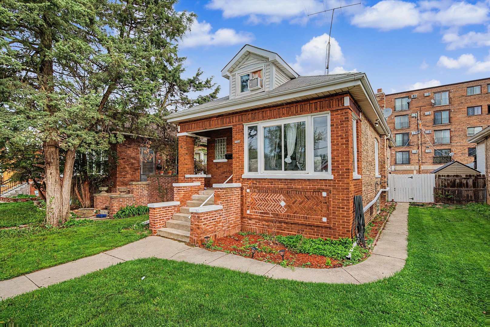7124 W Belden Avenue, Chicago, IL 60707