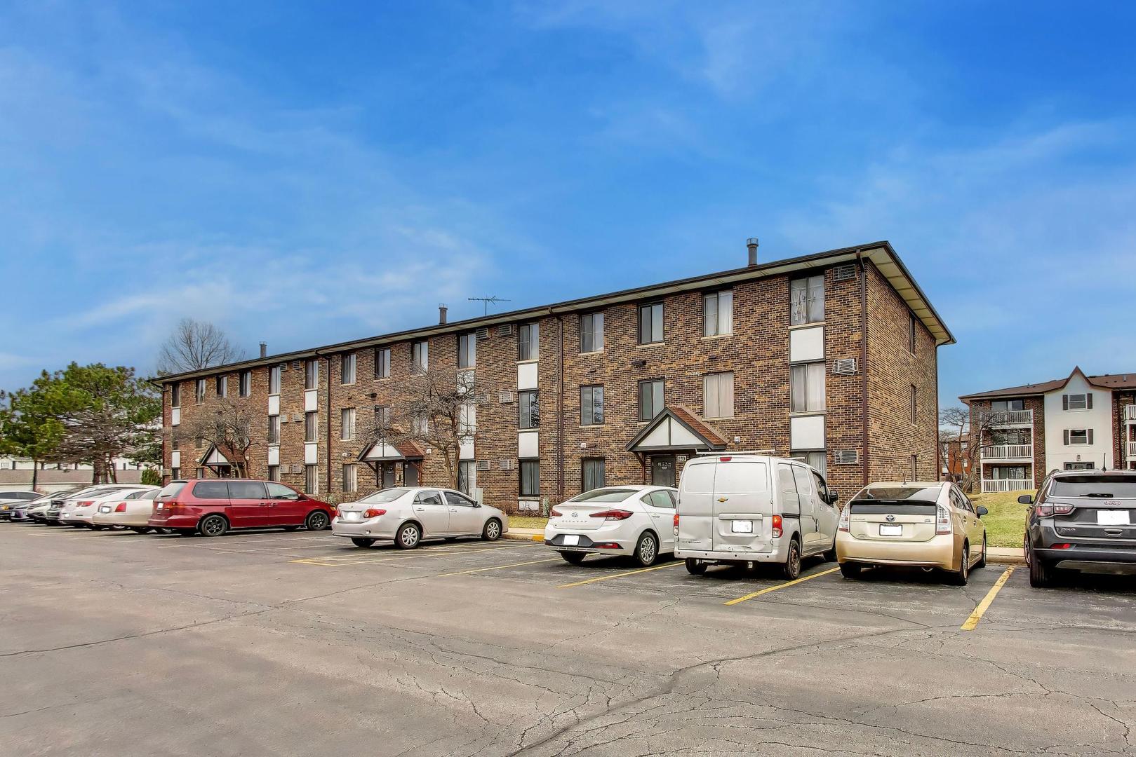 239 Gregory Street #8, Aurora, IL 60504