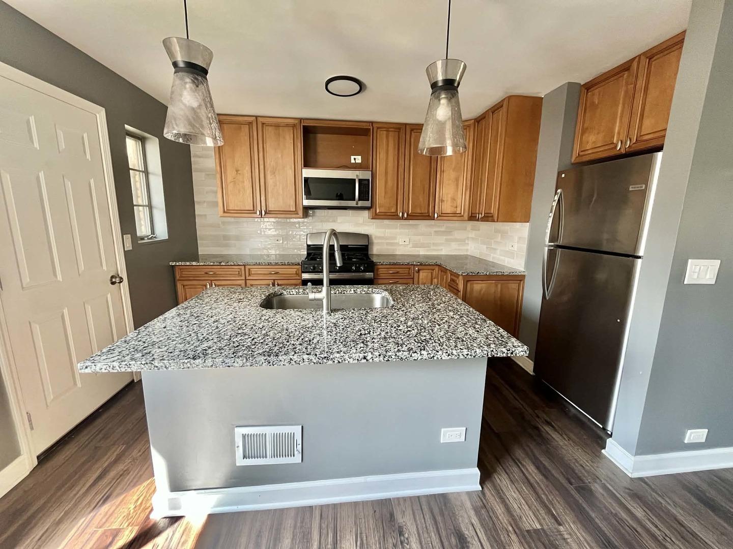 746 Walnut Street #2E, Waukegan, IL 60085