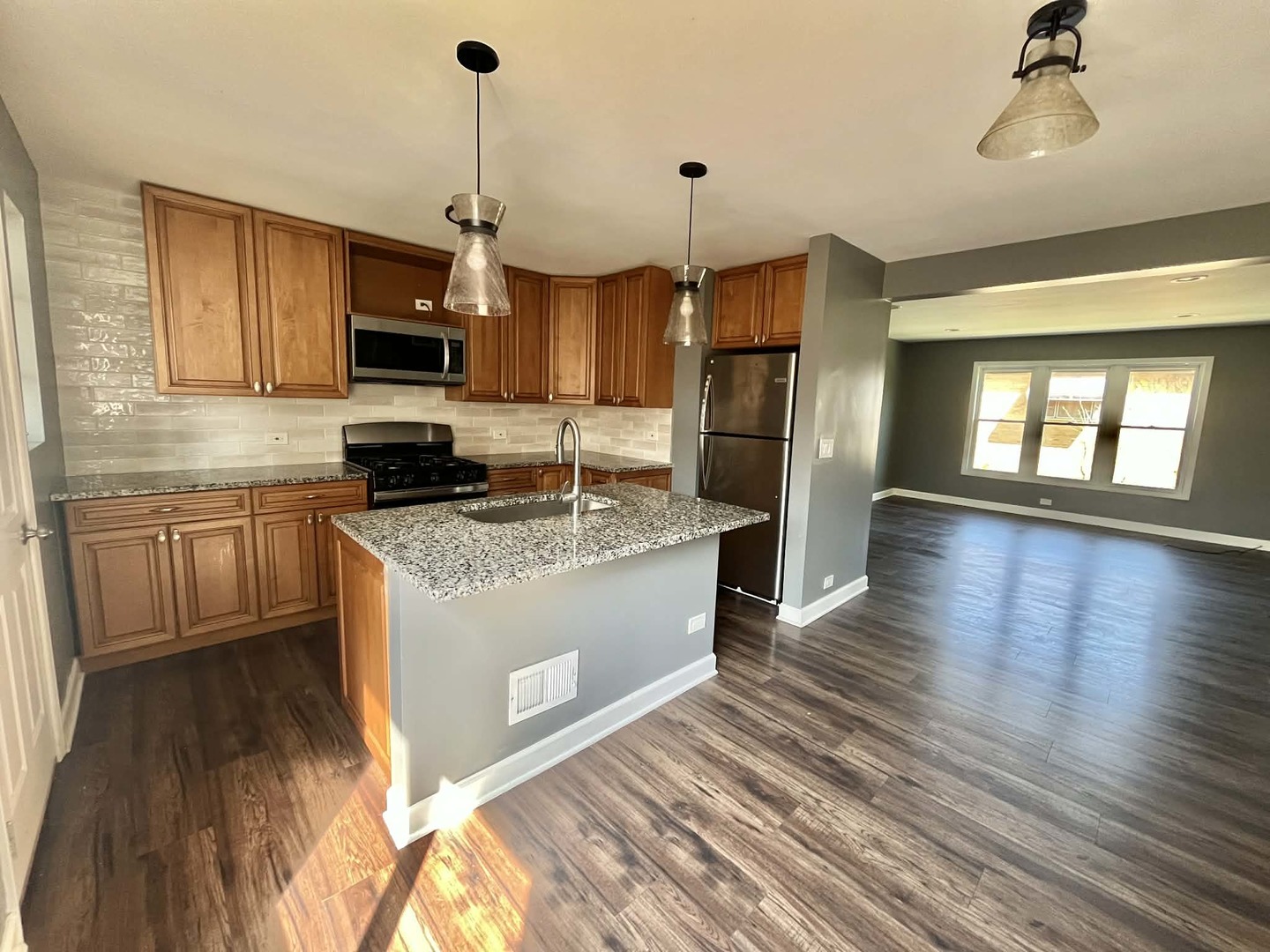 746 Walnut Street #2E, Waukegan, IL 60085