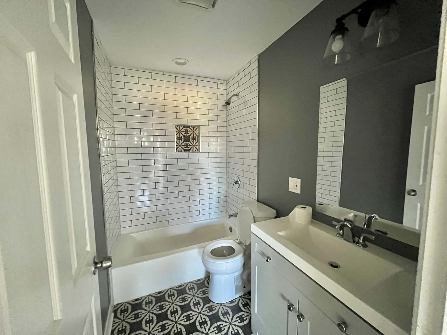 746 Walnut Street #2E, Waukegan, IL 60085