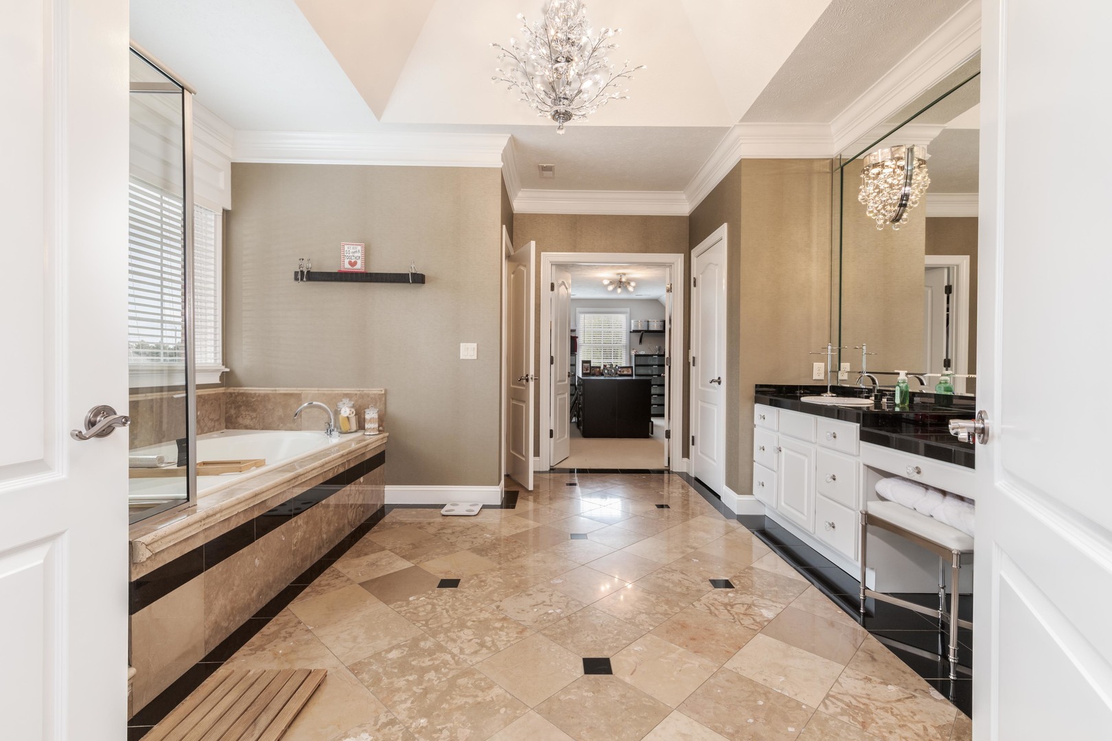 33 Derby Way, Bloomington, IL 61704