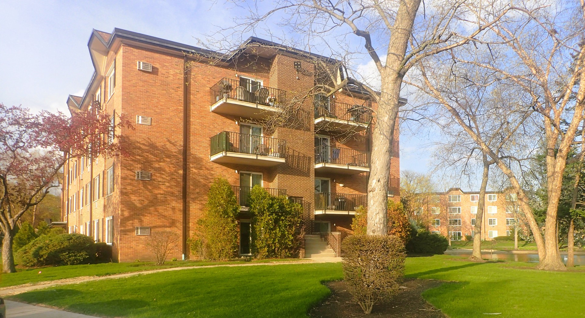 1127 S Old Wilke Road #101, Arlington Heights, IL 60005