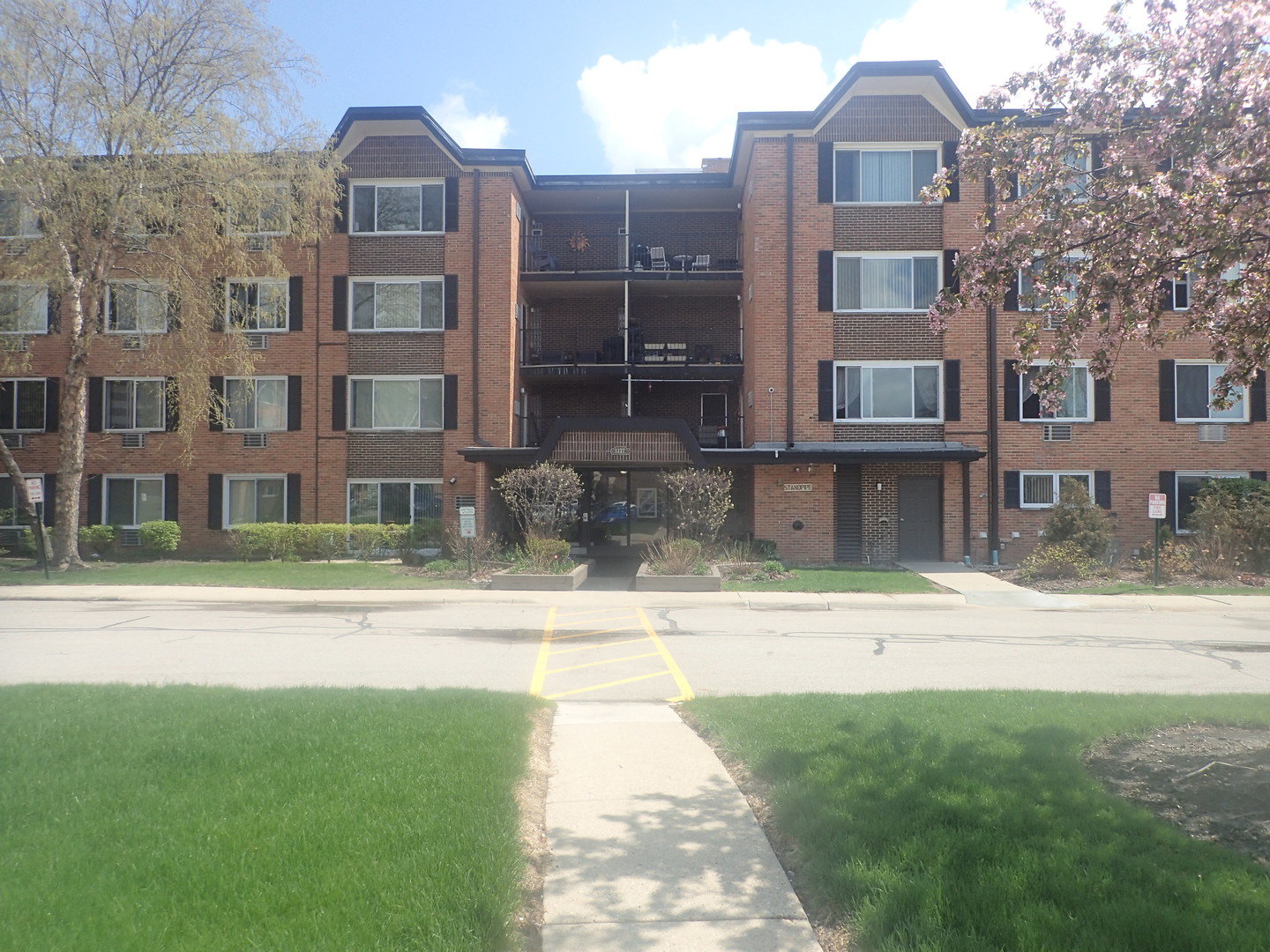 1127 S Old Wilke Road #101, Arlington Heights, IL 60005