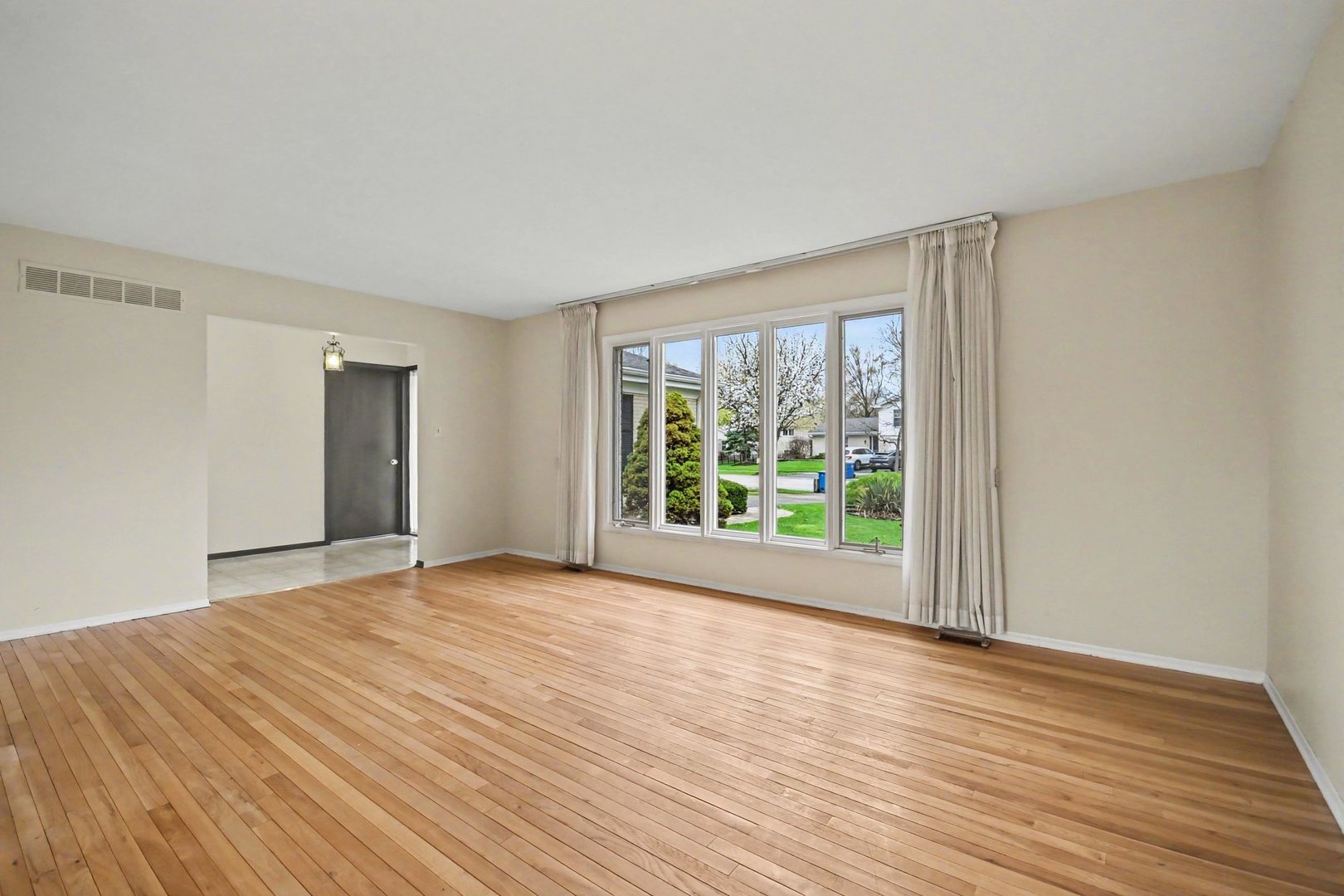 3941 Roslyn Road, Downers Grove, IL 60515