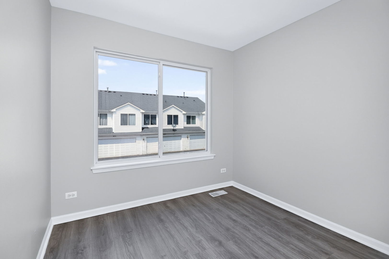 644 Lincoln Station Drive #644, Oswego, IL 60543