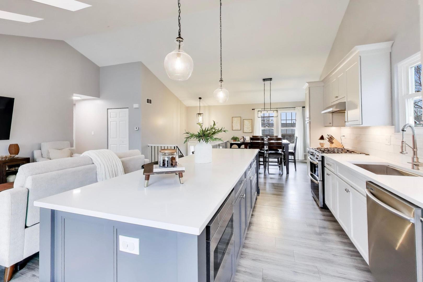 2080 Pennsbury Lane, Hanover Park, IL 60133