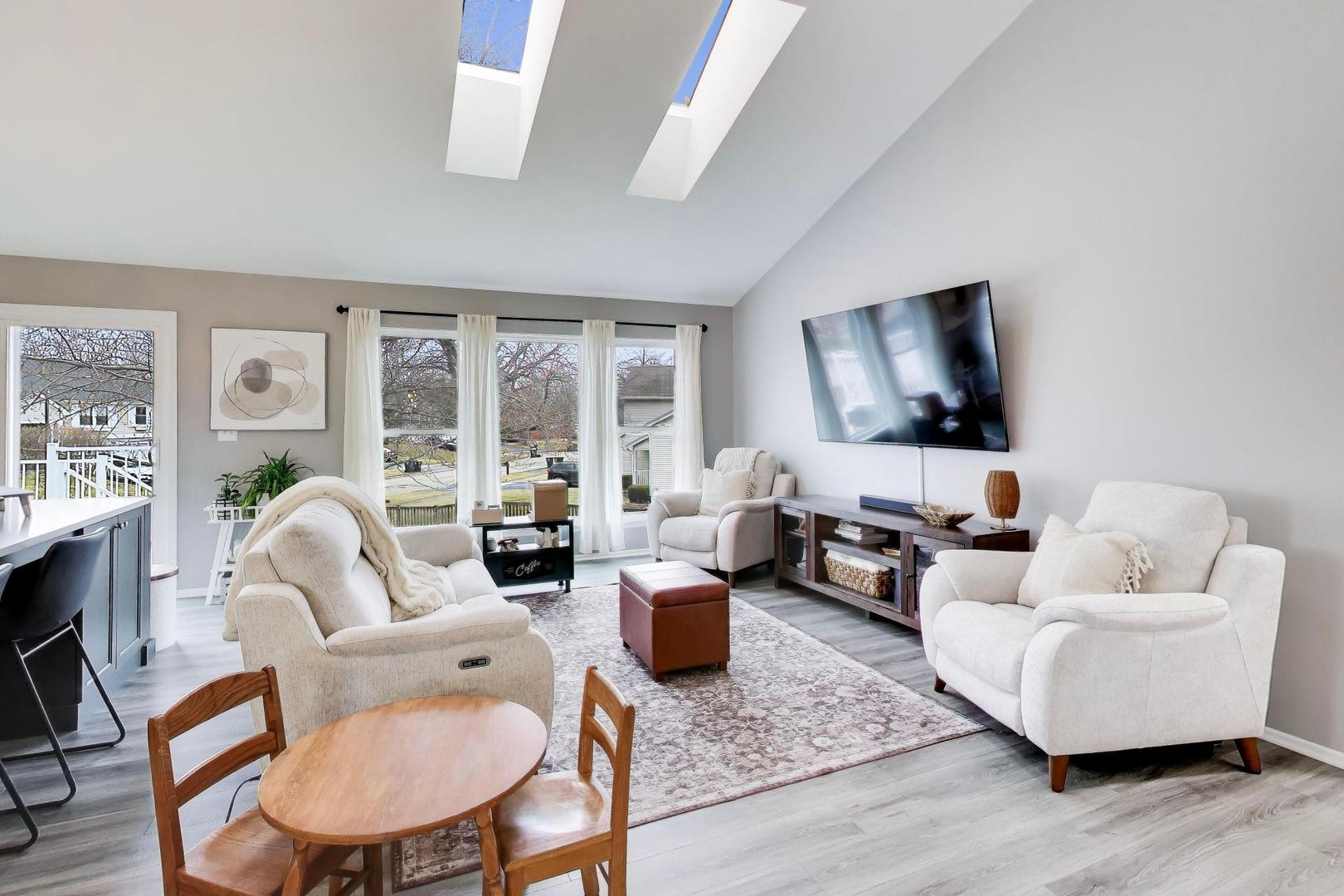 2080 Pennsbury Lane, Hanover Park, IL 60133