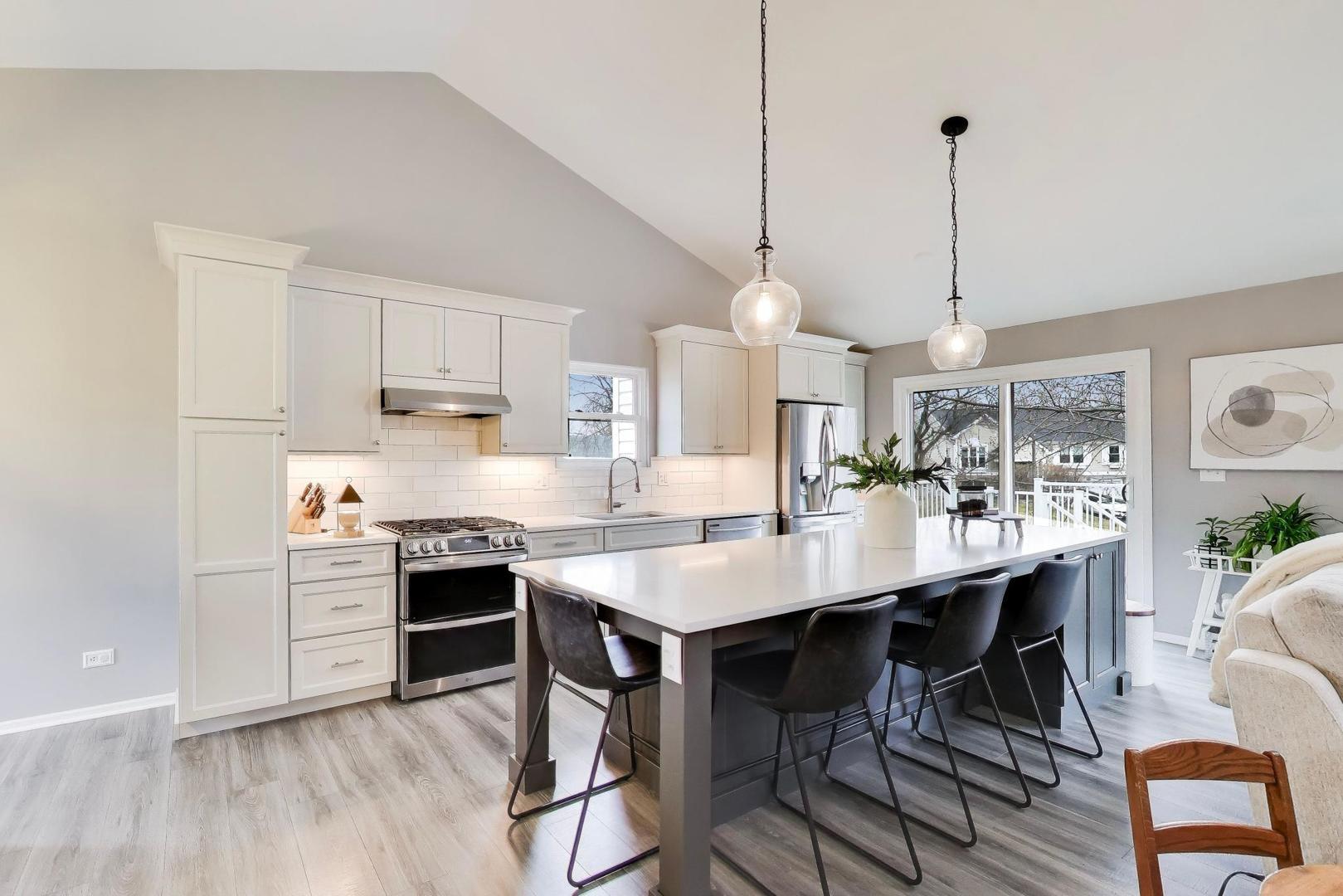 2080 Pennsbury Lane, Hanover Park, IL 60133