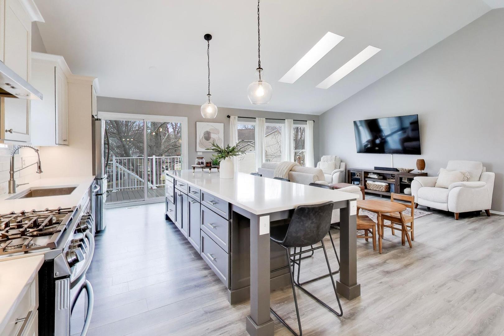 2080 Pennsbury Lane, Hanover Park, IL 60133