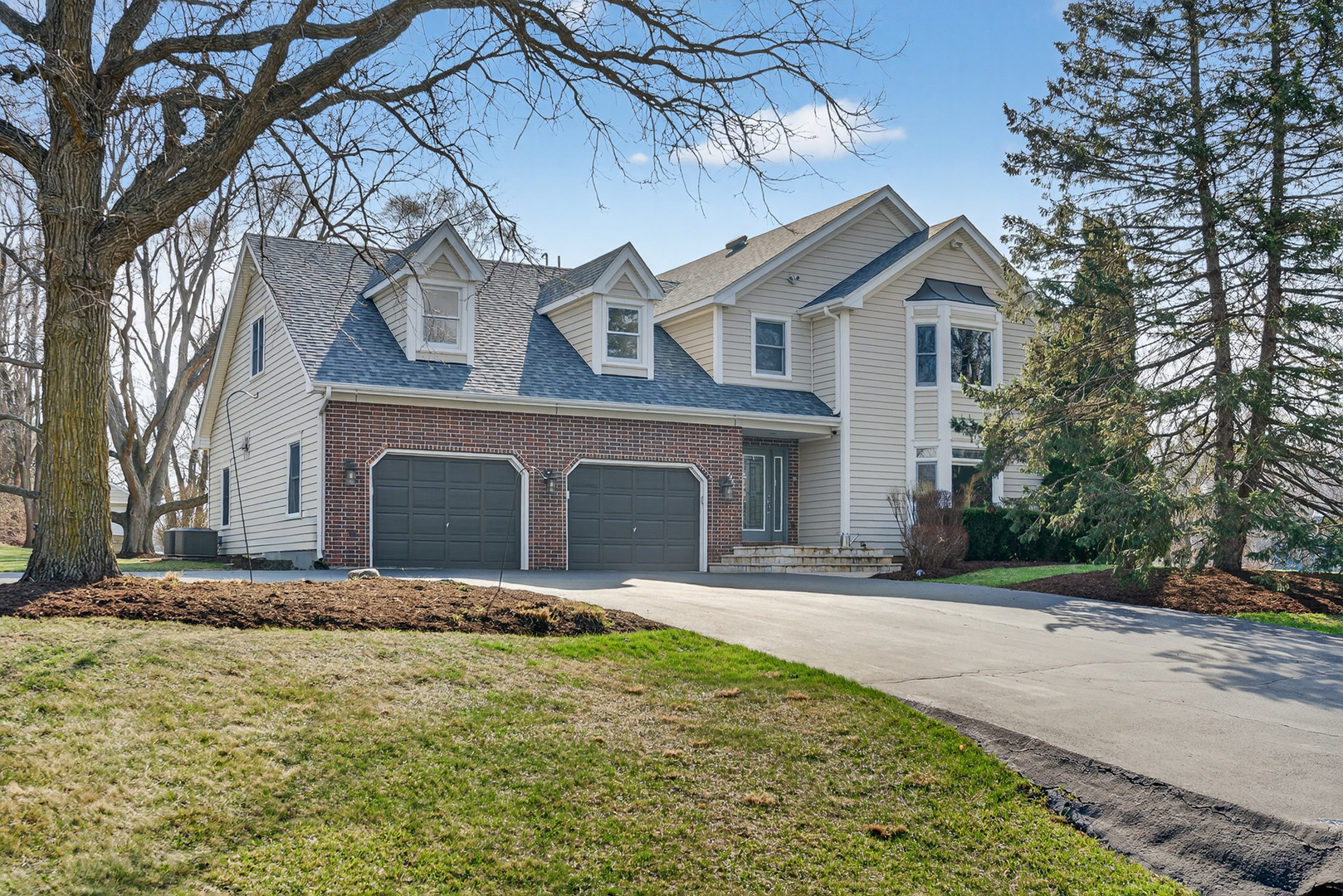 2970 Kingston Drive, Island Lake, IL 60042