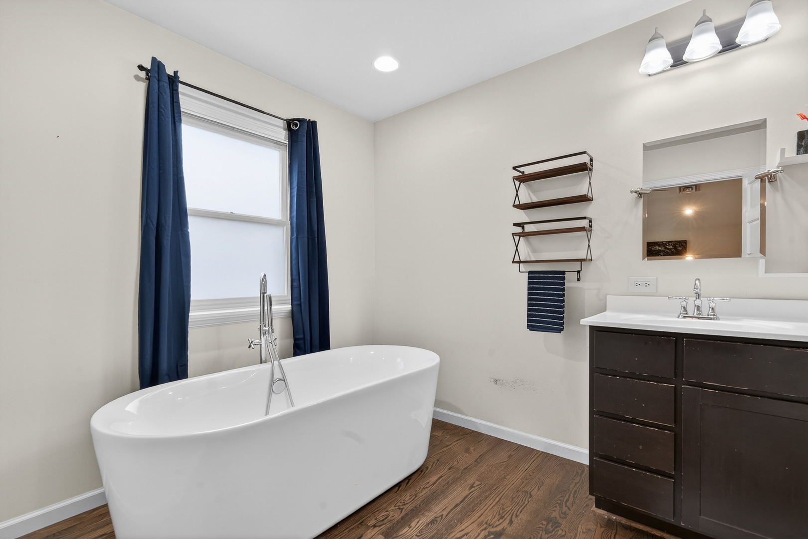 2970 Kingston Drive, Island Lake, IL 60042