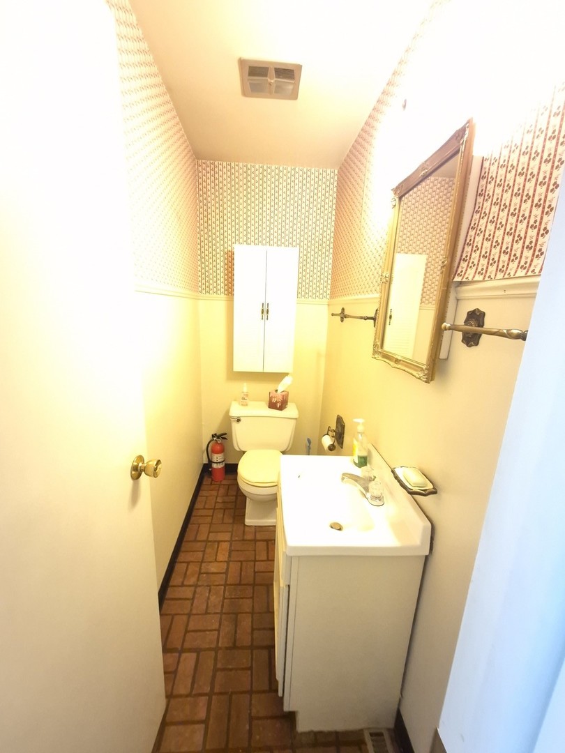 17W755 Standish Lane, Villa Park, IL 60181