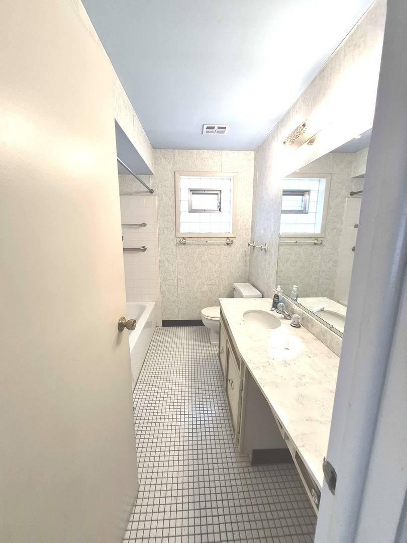 17W755 Standish Lane, Villa Park, IL 60181