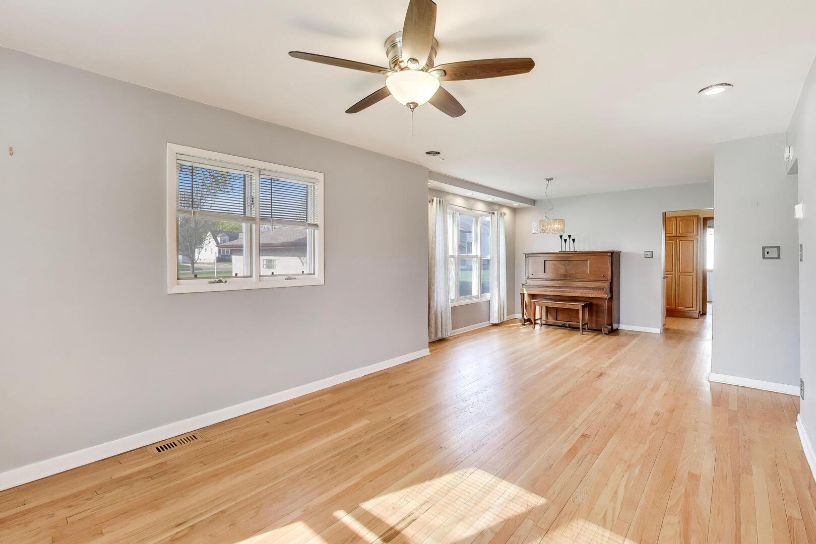 738 S Yale Avenue, Villa Park, IL 60181