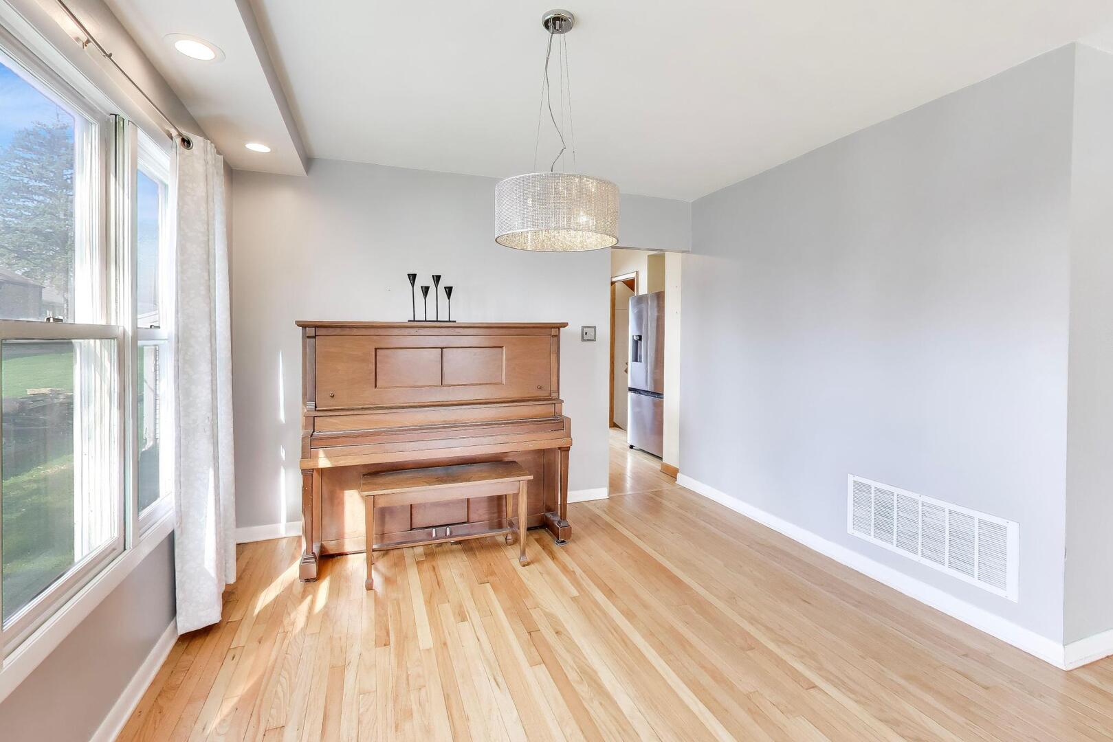 738 S Yale Avenue, Villa Park, IL 60181