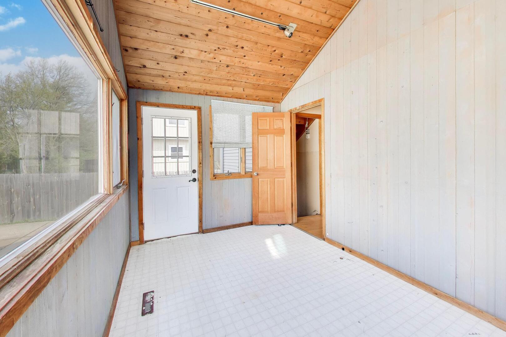 738 S Yale Avenue, Villa Park, IL 60181