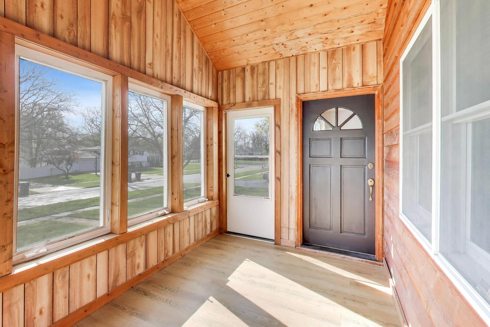 738 S Yale Avenue, Villa Park, IL 60181