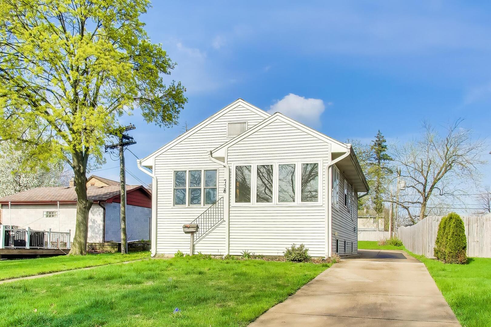 738 S Yale Avenue, Villa Park, IL 60181
