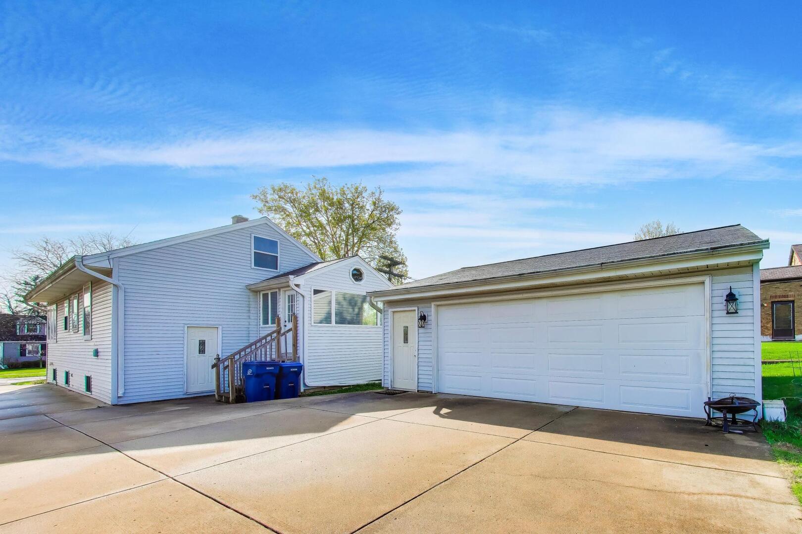 738 S Yale Avenue, Villa Park, IL 60181