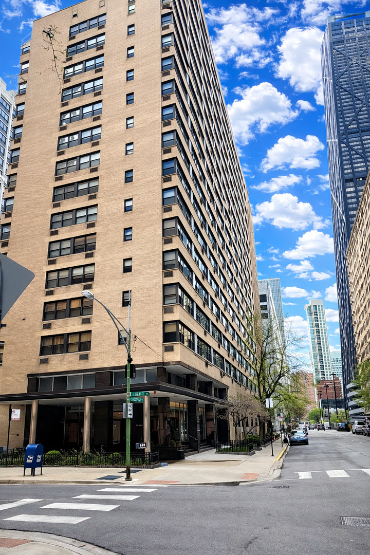 850 N Dewitt Place #15F, Chicago, IL 60611