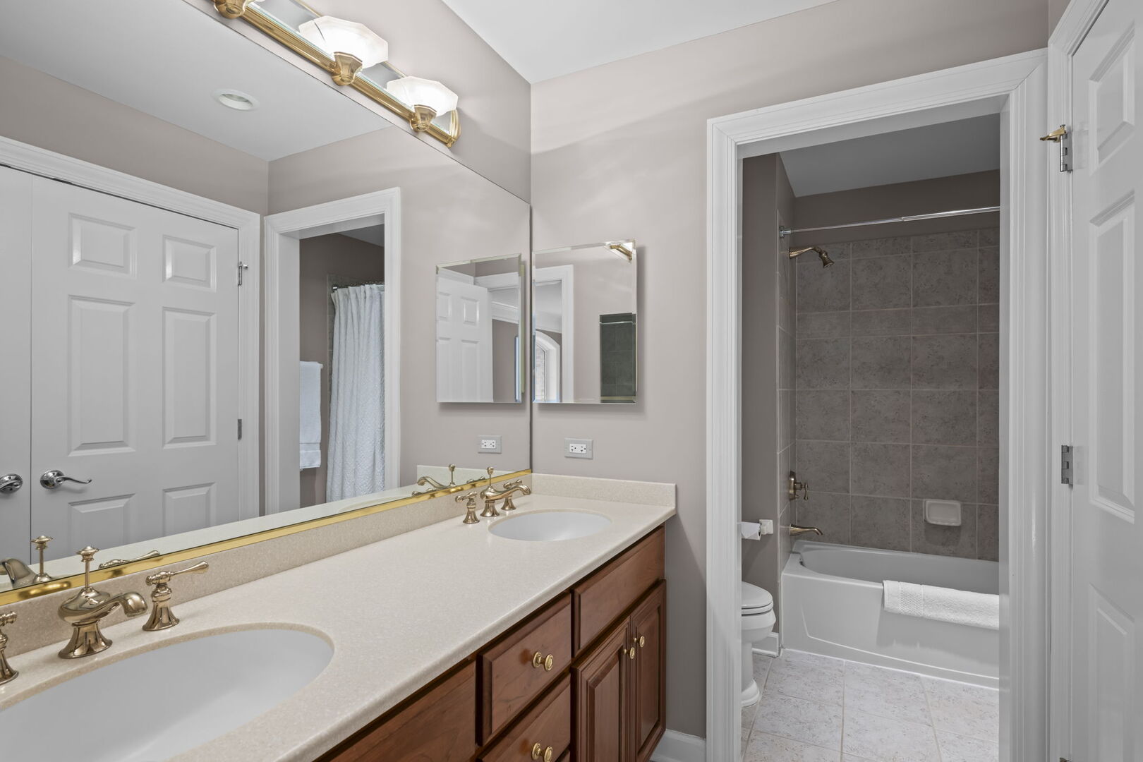 707 Stone Canyon Circle, Inverness, IL 60010