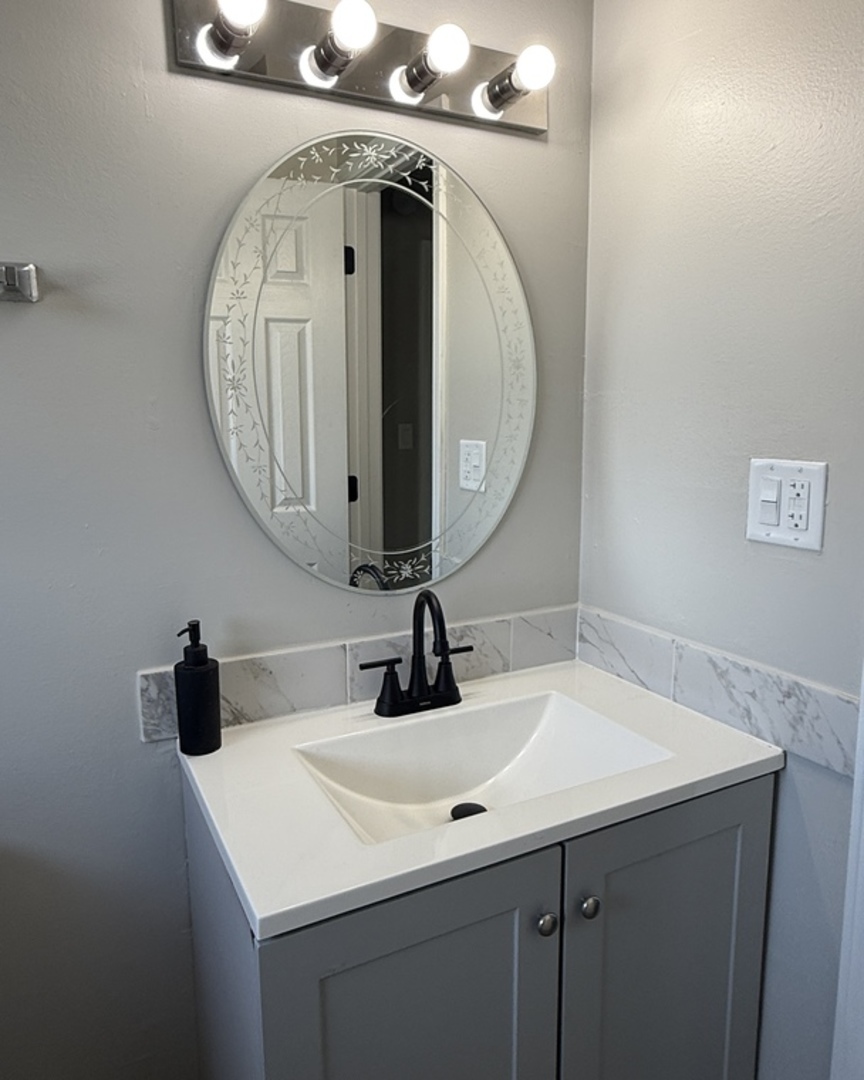 691 OLD INDIAN TRAIL Road, Aurora, IL 60506