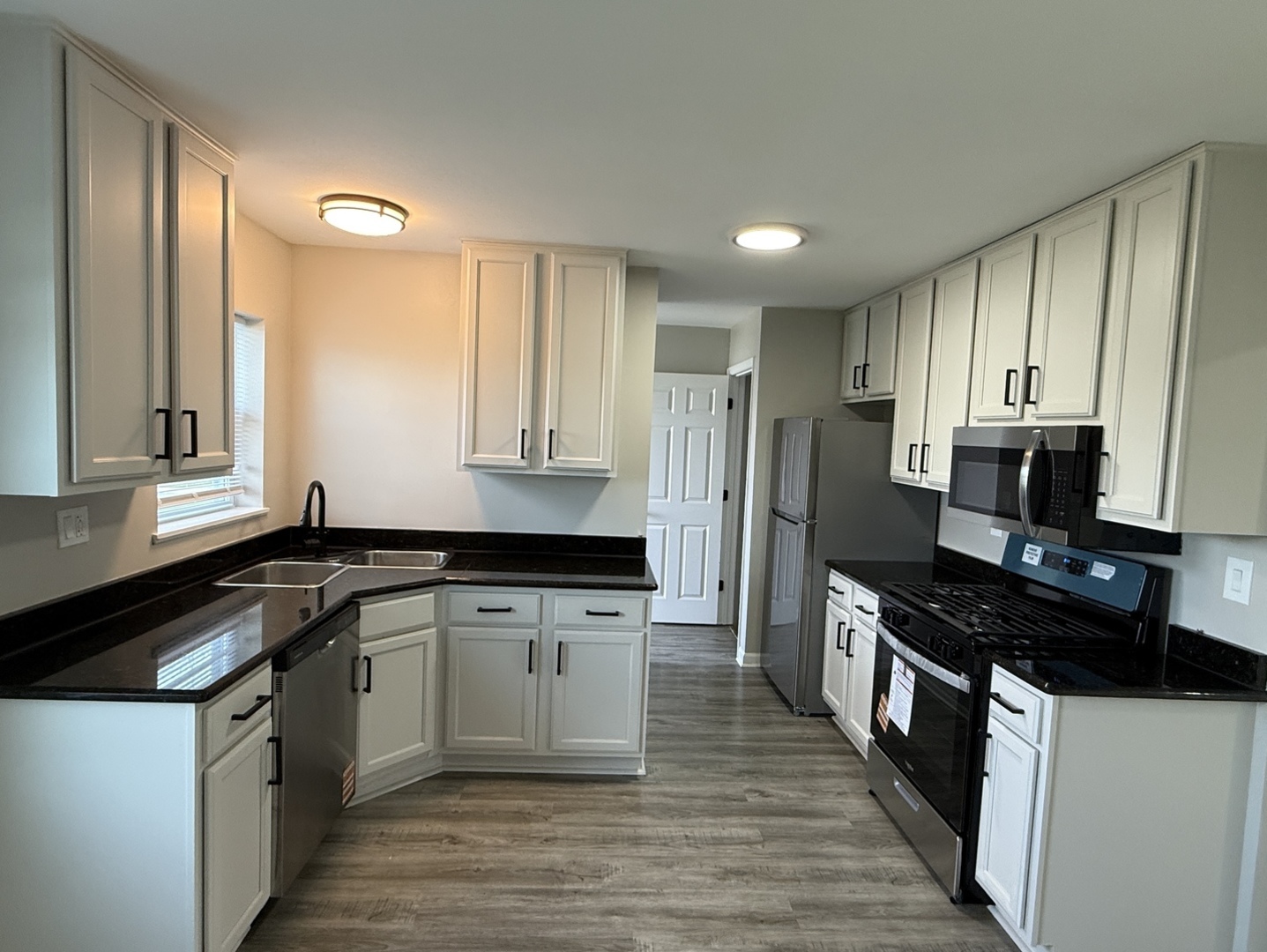 691 OLD INDIAN TRAIL Road, Aurora, IL 60506