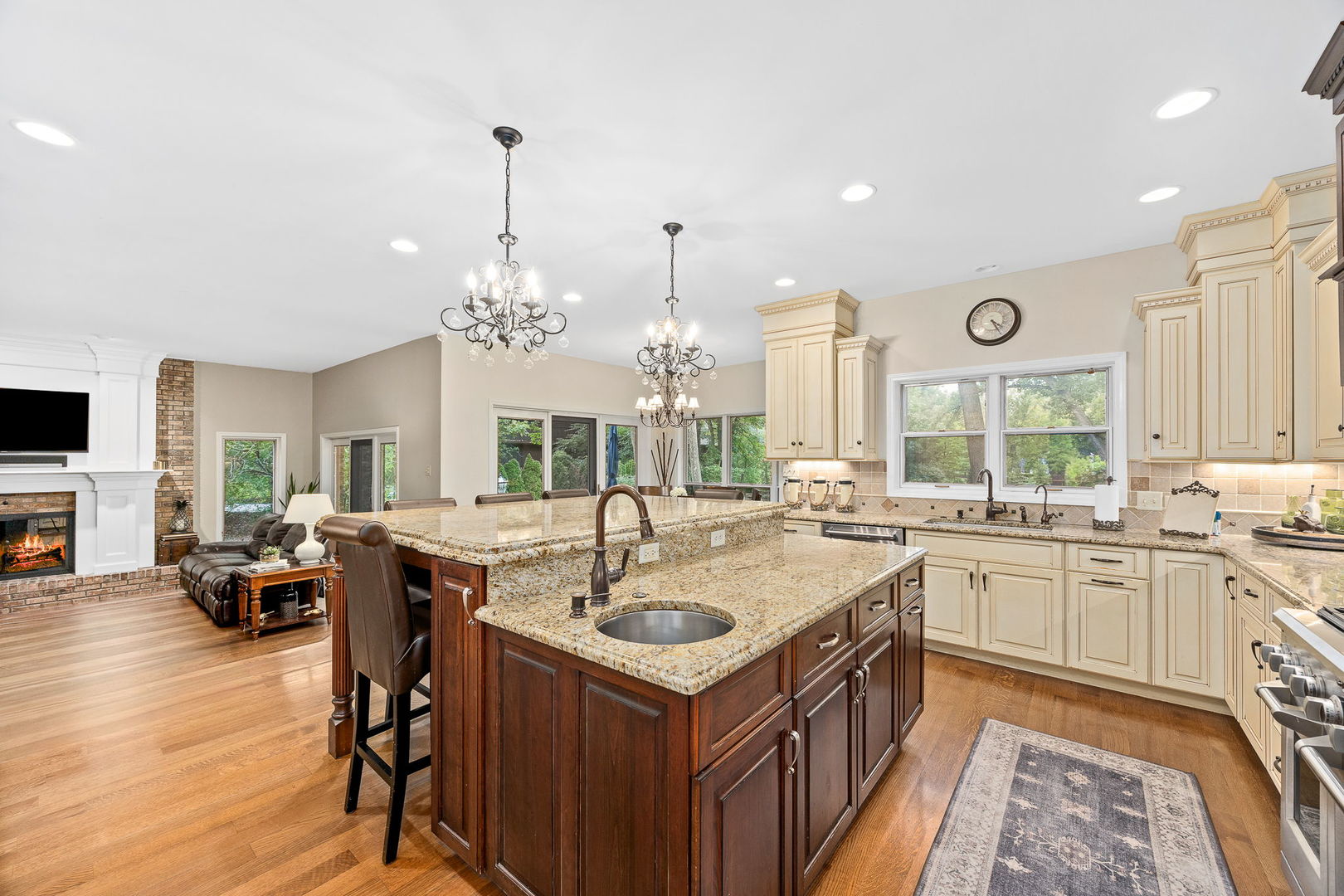 5454 Lee Avenue, Downers Grove, IL 60515