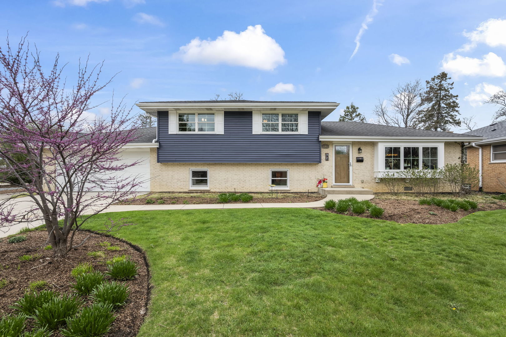 444 S Gibbons Avenue, Arlington Heights, IL 60004
