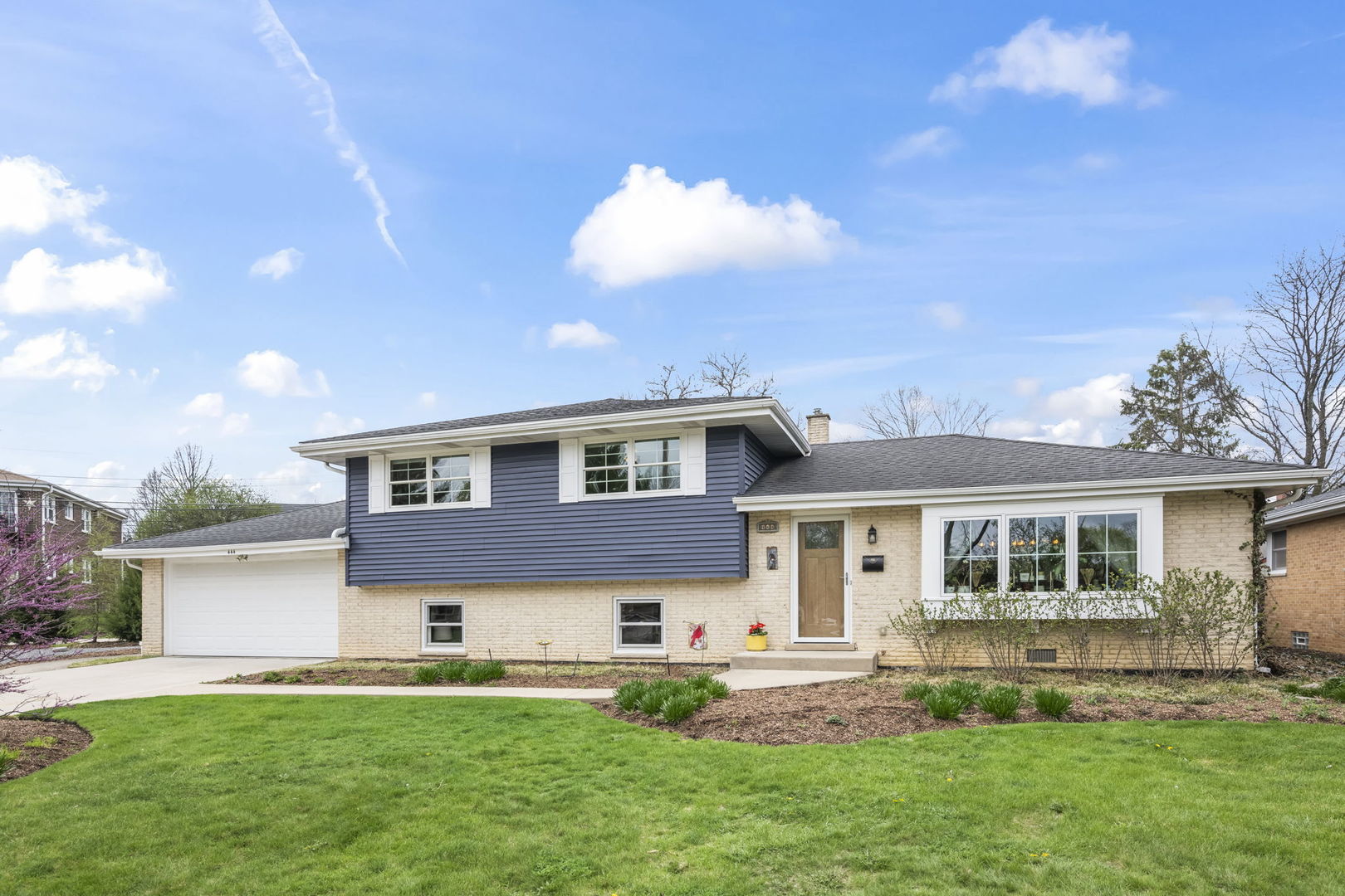 444 S Gibbons Avenue, Arlington Heights, IL 60004