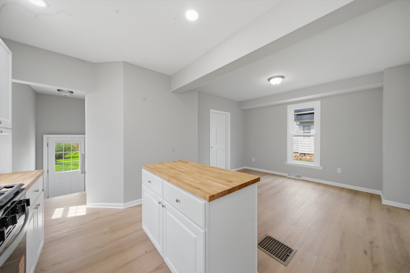 323 Douglas Avenue, Dixon, IL 61021